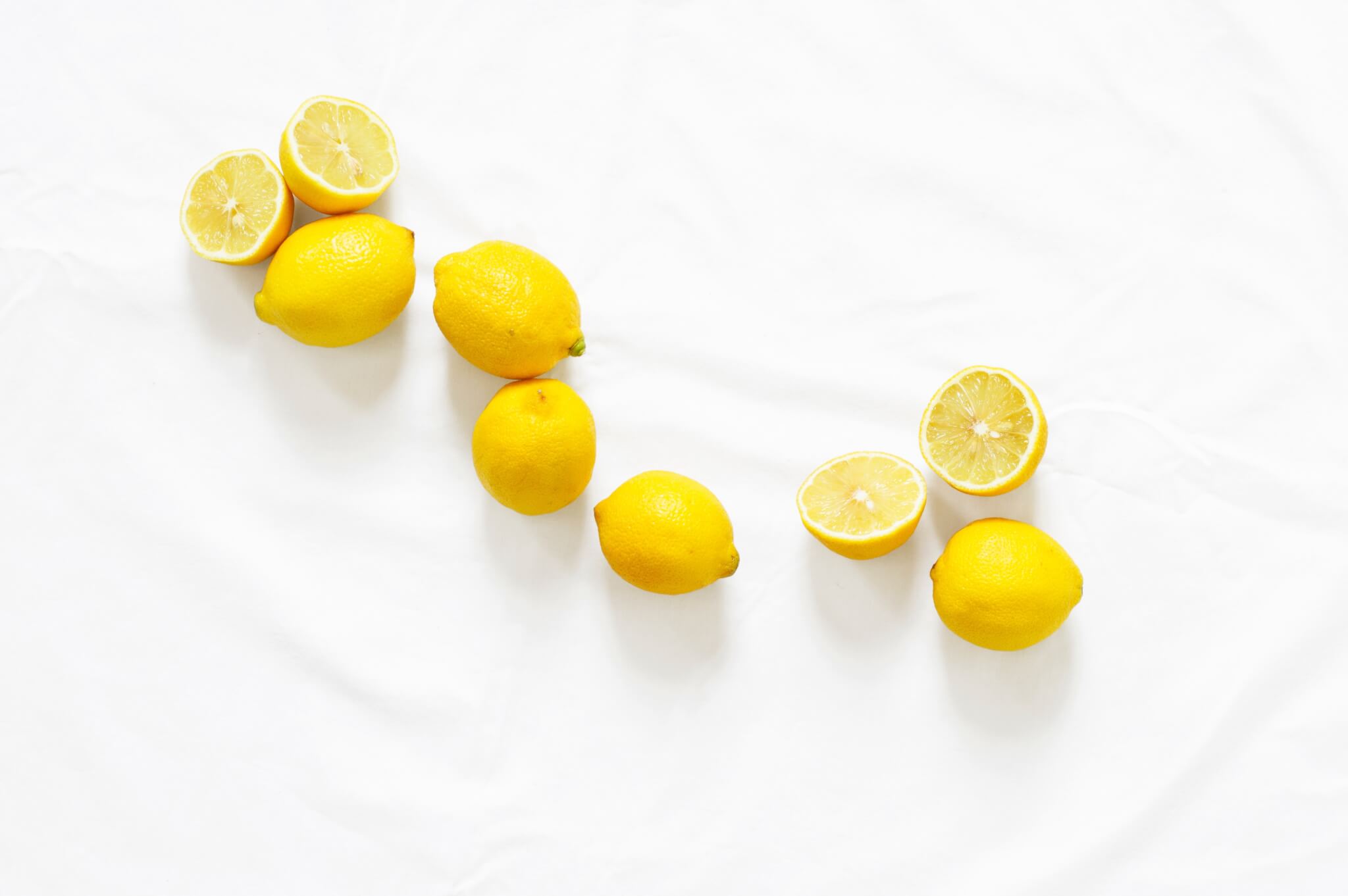 A picture of lemons full and sliced in half
