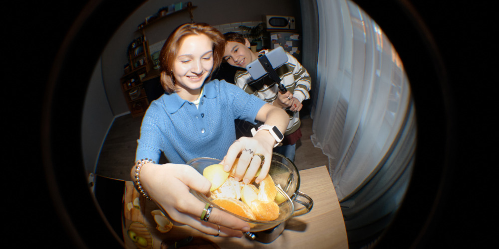 Two girls filming themself create a video to launch a brand on YouTube - The PHA Group